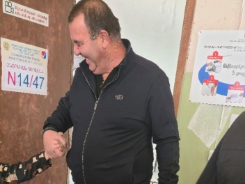 Սույն անձը մարդկանց է ուղեկցում ընտրատեղամաս