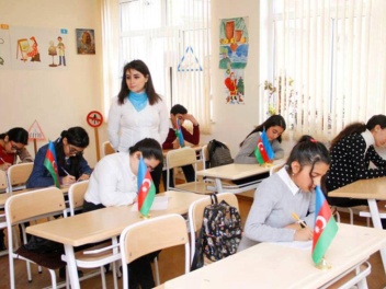 Ադրբեջանի դպրոցներում աշակերտները բեմադրում ե...