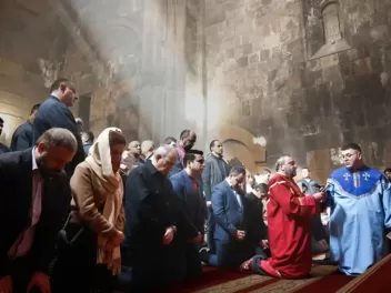 ՔՊ պաշտոնյաների կանայք են Փաշինյանի պատարագի...