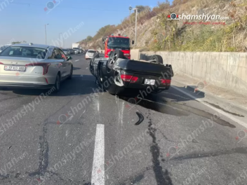 Երևանում «Mercedes»-ը բախվել է բազալտե եզրաքա...