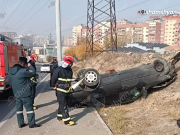 Երևանում «Mercedes»-ը բախվել է բազալտե եզրաքա...