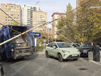 Երևանում աղբատար մեքենան բախվել է գազատար խող...