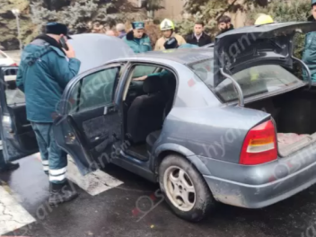 Արագածոտնի մարզպետարանի մոտ կայանված «Opel»-ո...