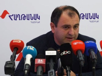 Քվեարկությունից օրեր առաջ դպրոցի տնօրենը օգնո...