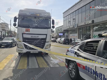 Աշտարակում բեռնատարն անցման վրա վրшերթի է ենթ...