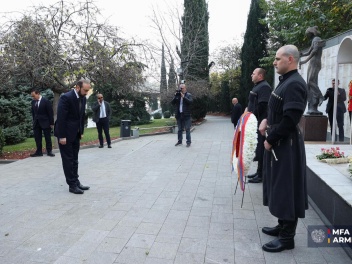 ՀՀ ԱԳ նախարարը Թբիլիսիում ծաղկեպսակ է զետեղել...