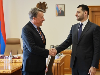 Համբարձում Մաթևոսյանը և Բելգիայի դեսպանը քննա...