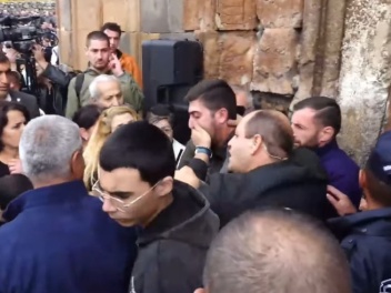 Քաղաքացու բերանը փակելով եկեղեցուց հանել են՝...