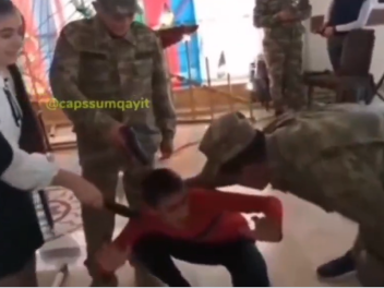 Ադրբեջանում աշակերտները բեմադրել են հայ գերի՝...