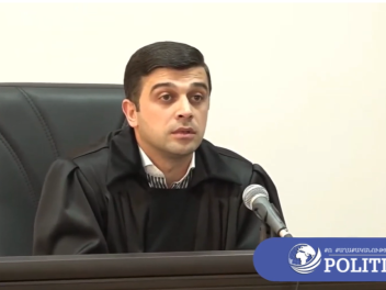 «Պարոն Խաչատուրով, ոտքի կանգնած են դատավորին...