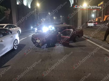 Երևանում «Mercedes»-ը բախվել է բազալտե եզրաքա...