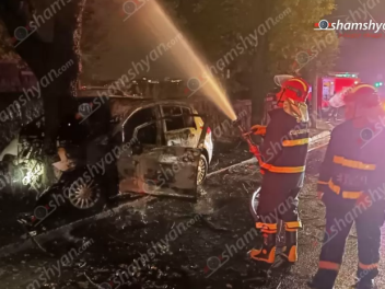 Երևանում «Nissan»-ը բախվել է ծառին և բռնկվել