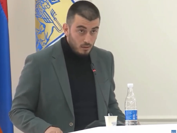 Պատերազմը բերեցիք՝ խաղաղությունից եք խոսում, երթևեկության հերը անիծեցիք՝ լուծումից եք խոսում