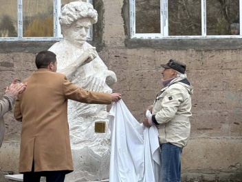 Պարույր Սևակի արձանը կհեռացվի դպրոցի բակից