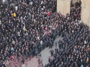 Մայր Աթոռի բակը բազմամարդ է. մի կողմում Վեհափ...