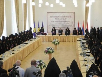 Մայր աթոռում տարբերակներ են քննարկել. կողմ են...