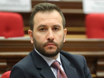 Կոնջորյանին հարց տալու համար պատժում են լրագր...