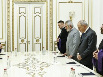 10 եպիսկոպոսները նոր հայտարարությամբ են հանդե...