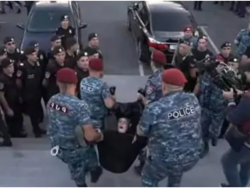 Զոհված զինծառայողների ծնողներին «Եռաբլուր»-ից...