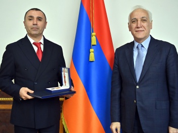 Վահագն Խաչատուրյանը Ռուբեն Նազարեթյանին պարգև...