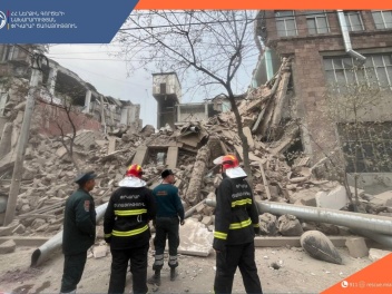 Երևանում Շիրակի փողոցում փլուզում է տեղի ունե...