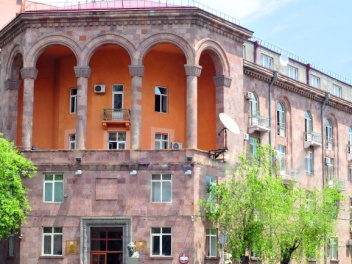 Բրյուսովի անվան համալսարանում միմյանց հարվшծա...