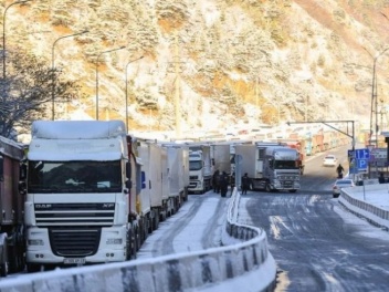 Վերին Լարսի անցակետում 2000 բեռնատար է կուտակ...