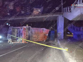 Աղբատար «Կամազ»-ը Հերացի թունելի սկզբնամասում բախվել է բետոնե պատնեշին, ապա վերգետնյա կամրջի բետոնե սյանն ու կողաշրջվել