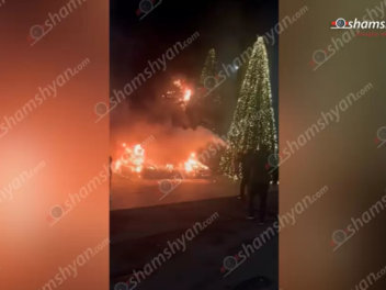 Երևանում այրվել է «Վեգա»-ի մոտ տեղադրված Ձմեռ պապը