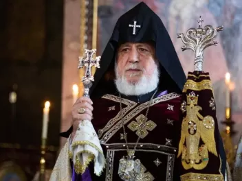 Հորդորում ենք մեր սրբազան հայրերին վերադառնալ...