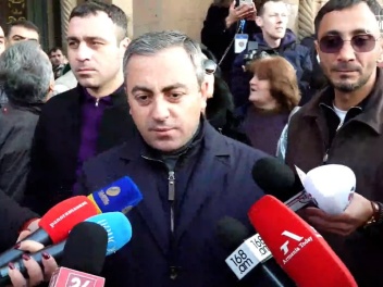 Մենք Էջմիածնում ստիպված ենք պաշտպանել Վեհափառ...