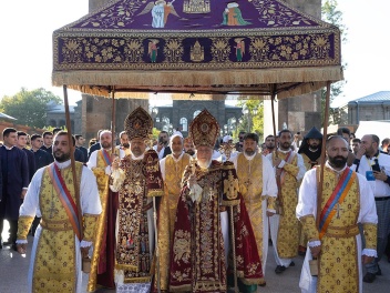 ՈւՂԻՂ. Կաթողիկոսի աջակիցները հավաքվել են Մայր Աթոռում․ Իրավիճակը կարող է լարվել