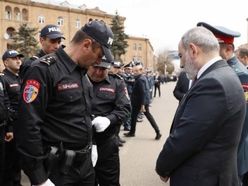 Որոշ ոստիկաններ չեն էլ թաքցնում իրենց բացասակ...