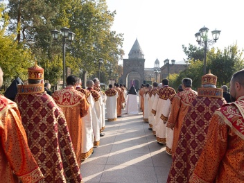 Պատարագչի կողմից անունների կամայական կամ դիտա...