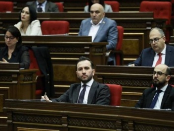 Կոնջորյանը նիստերի դահլիճում էլ է անձնական օգնական է պահում , որ ավել չքայլի․ «Հրապարակ»