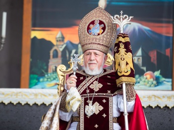 Խնդրում ենք քննարկել Արցախի թեմի առաջնորդին փ...