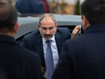 Միզել է Փաշինյանի մեքենայի անիվի վրա