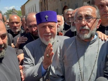 Վեհափառ Հայրապետը այցելել է Միքայել արքեպիսկո...