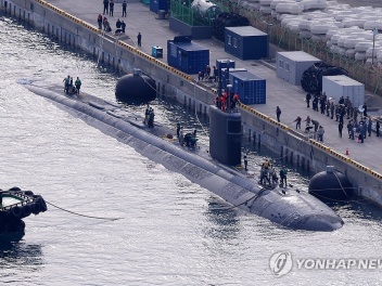 Атомная подводная лодка США вошла в порт в Юж...