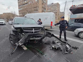 Երևանի Ռուբինյանց փողոցում բախվել են «Tesla»-...