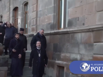 Կարգալույծ քահանաները ոստիկանների ուղեկցությա...