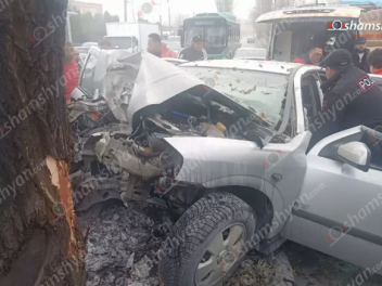 Երևանում «Opel»-ը բախվել է ծառին
