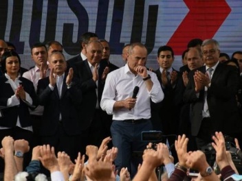 Քաղաքական էլիտան քեֆ–ուրախությունների մեջ է․ «Հրապարակ»