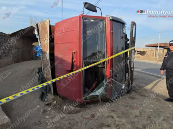 Եղվարդ-Զովունի ավտոճանապարհին ավազով բարձված «KamAZ»-ը կոտրել է գազախողովակներն ու կողաշրջվել