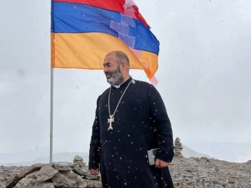 Տեր Վրթանես քահանա Բաղալյանը գտնվում է ինտենս...