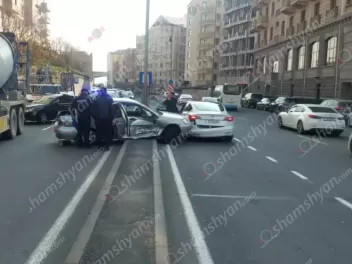 Երևանի Անտառային փողոցում բախվել են «Tesla»-ն, «Mercedes»-ն ու «Mitsubishi»-ն
