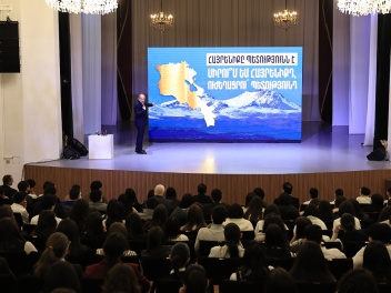 Փաշինյանն ուսանողներին և աշակերտներին ներկայա...