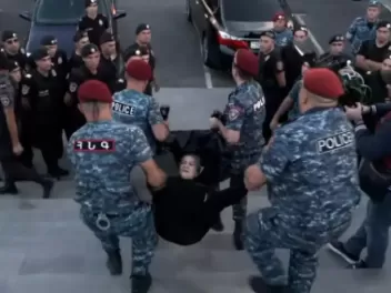 «Եռաբլուր»-ում զոհվածների ծնողներին բռնությամ...