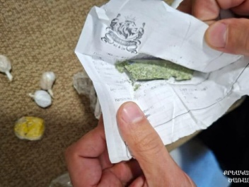 Փաստաբանը ձերբակալվել է 8 փաթեթում թմրամիջոցներ տեղափոխելու փորձի ժամանակ