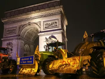 Ֆրանսիացի ագարակատերերը տրակտորներով շրջափակե...